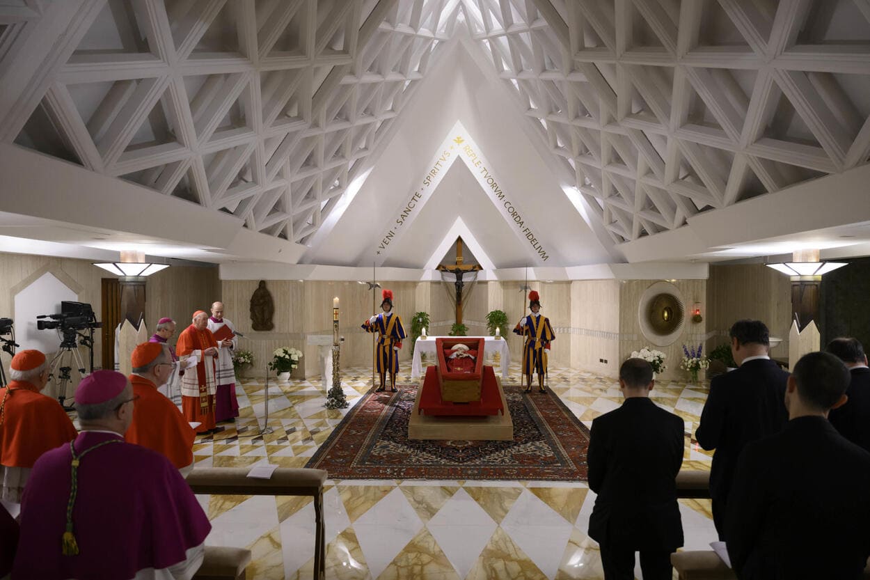 Féretro del Papa Francisco en la Capilla de Santa Marta Féretro del Papa Francisco en la Capilla de Santa Marta