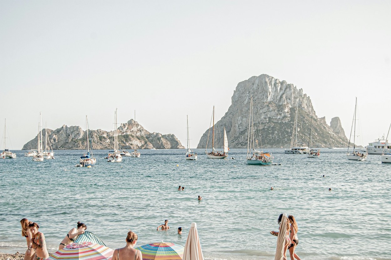 Bañistas y barcos en Ibiza / Foto de Ferran Feixas en UNSPLASH