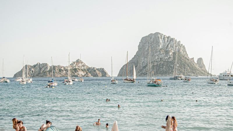 Bañistas y barcos en Ibiza / Foto de Ferran Feixas en UNSPLASH