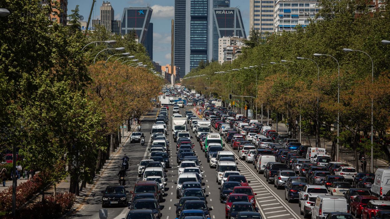 Vista general de tráfico en el Paseo de la Castellana tras el apagón eléctrico en Madrid, España, el 28 de abril de 2025. EP