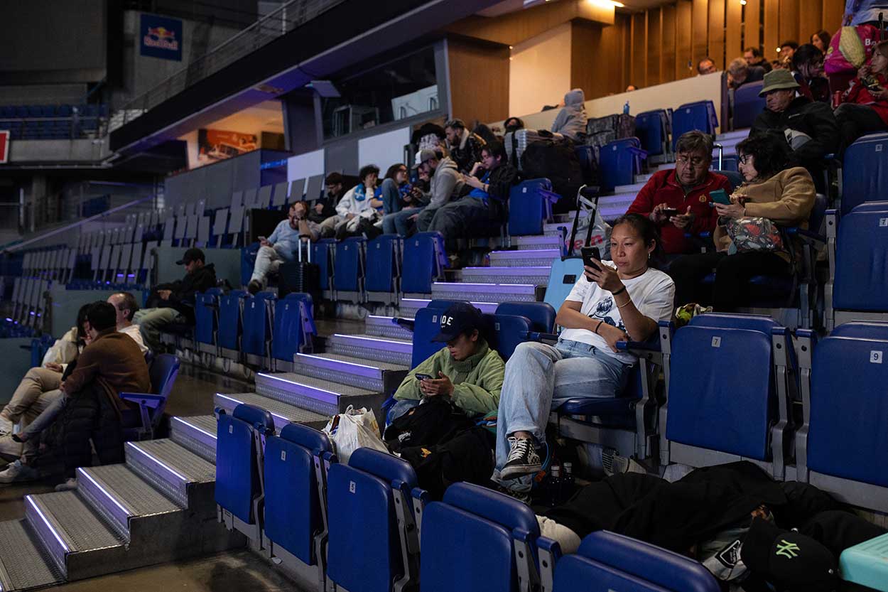 Varias personas han pasado la noche en el estadio Movistar Arena tras el apagón. EP