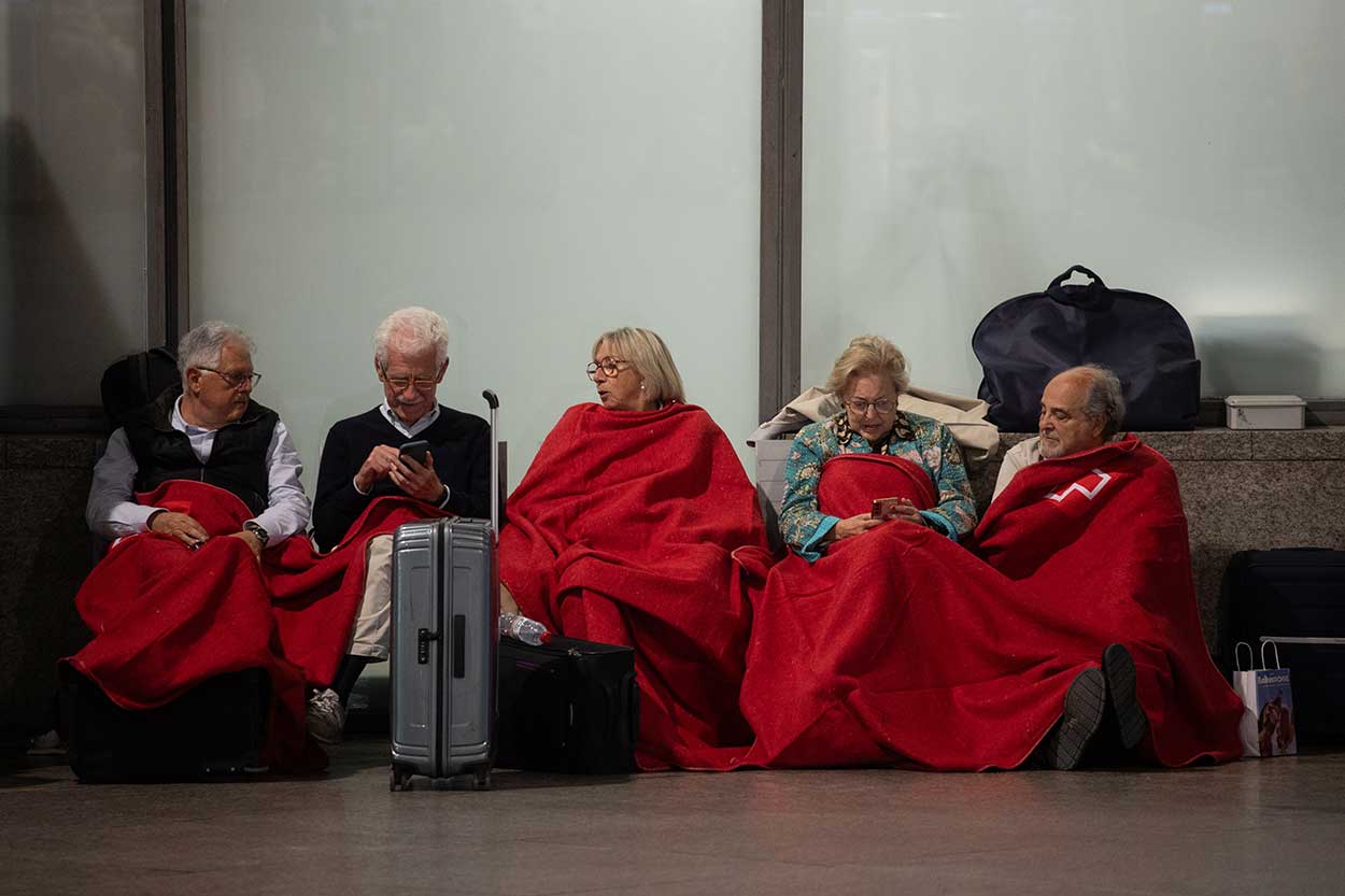 Viajeros refugiados en la estación de tren de Atocha, Madrid. EP
