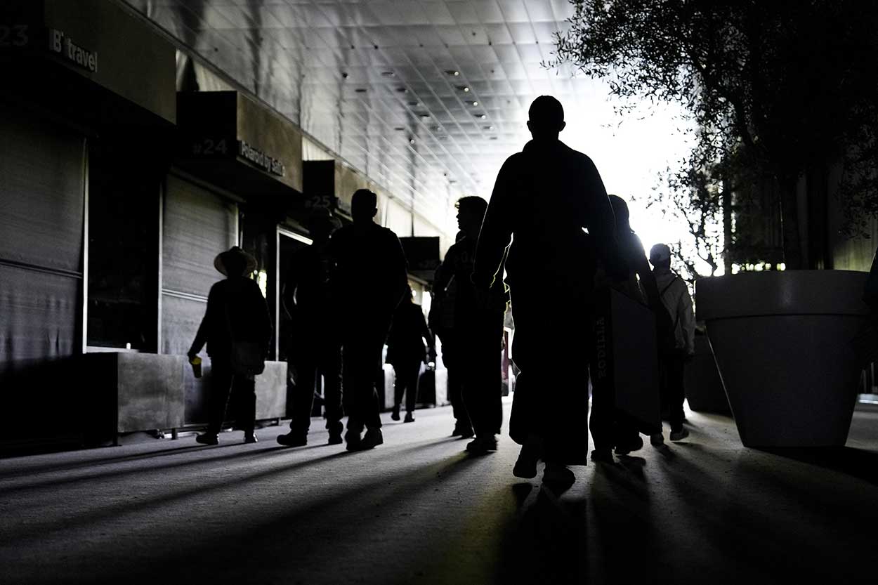 La gente camina por la Caja Mágica tras el apagón. Handout / Oscar J. Barroso