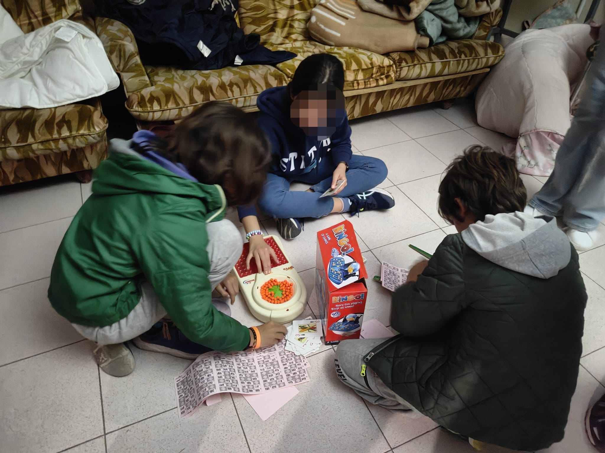 Varios niños jugando en el centro cívico de Saelices durante el apagón.