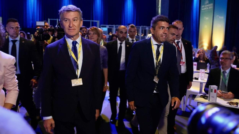 Feijóo y Mazón escenifican unidad en el Congreso del PPE con un simbólico abrazo en Valencia