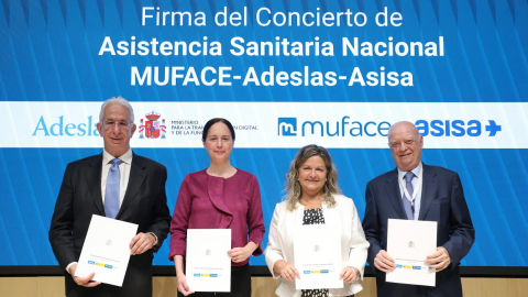 El Gobierno cierra la crisis de Muface con la firma del nuevo concierto con Adeslas y Asisa