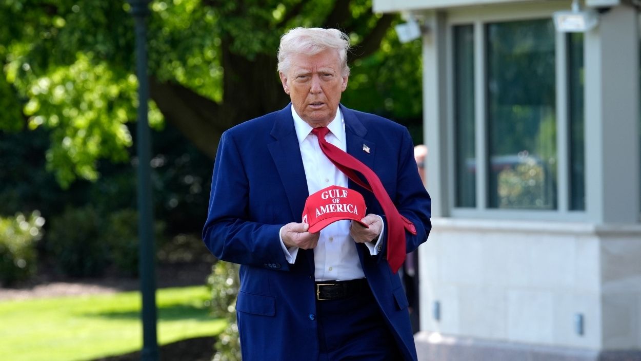 Trump con la gorra con su eslogan de campaña. EP