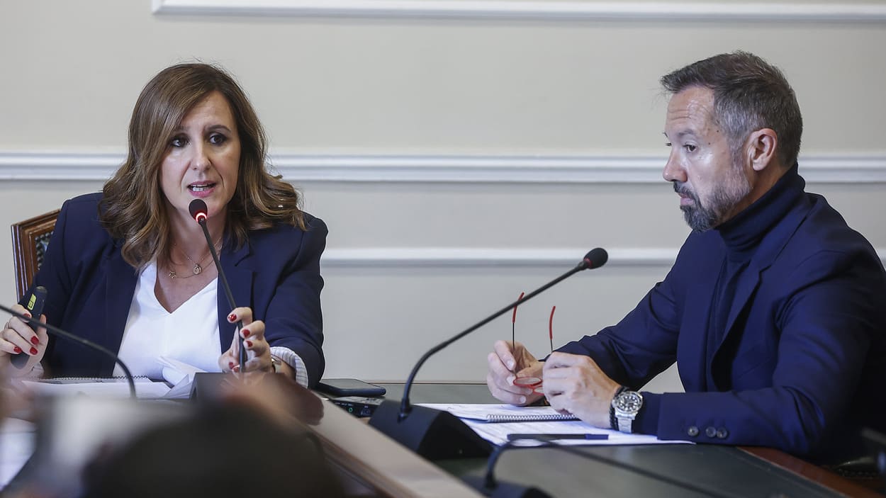 La alcaldesa de València, María José Catalá, y el segundo teniente de Alcaldía, Juanma Badenas, durante la presentación del presupuesto municipal de 2024. EP.