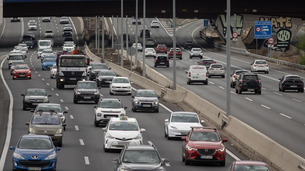 Vehículos atascados en la autovía A2, a 30 de abril de 2025, en Madrid (España). EP. 