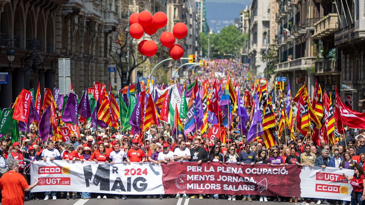 Decenas de personas durante una manifestación convocada por UGT y CCOO por el Día del Trabajador, a 1 de mayo de 2024, en Barcelona. EP