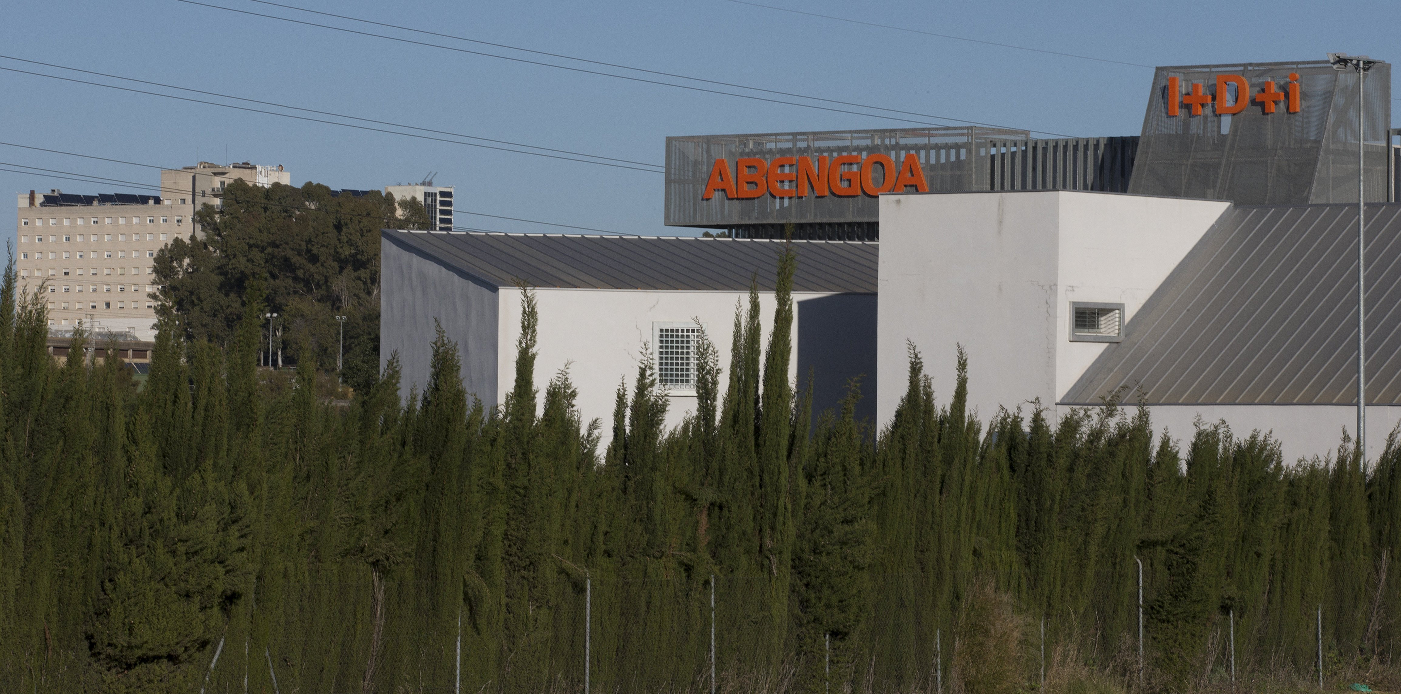 Abengoa anuncia que ha llegado a un acuerdo para la reestructuración deuda. En la imagen, exterior del complejo de Abengoa Water en Dos Hermanas (Sevilla).