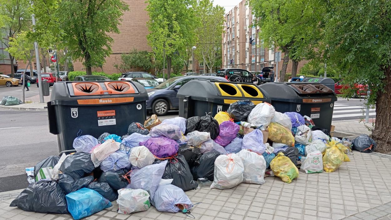 Contenedores de basura sin recoger en el barrio de Moratalaz de Madrid, a 30 de abril. EP.