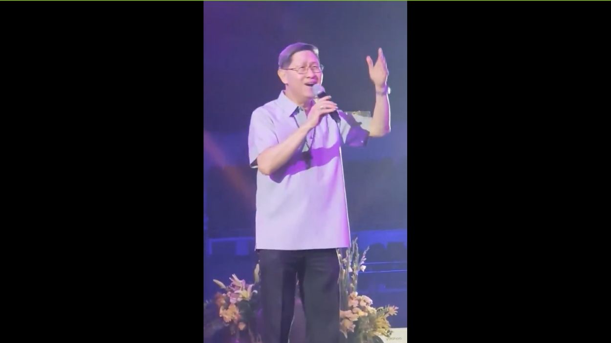 El cardenal Luis Antonio Tagle cantando. Redes sociales.