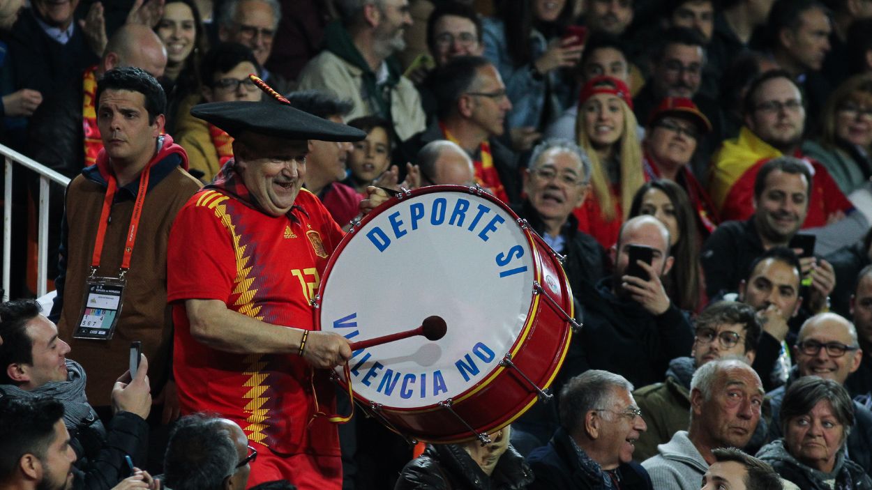 Manolo el del Bombo en un partido de la Selección Española. EP
