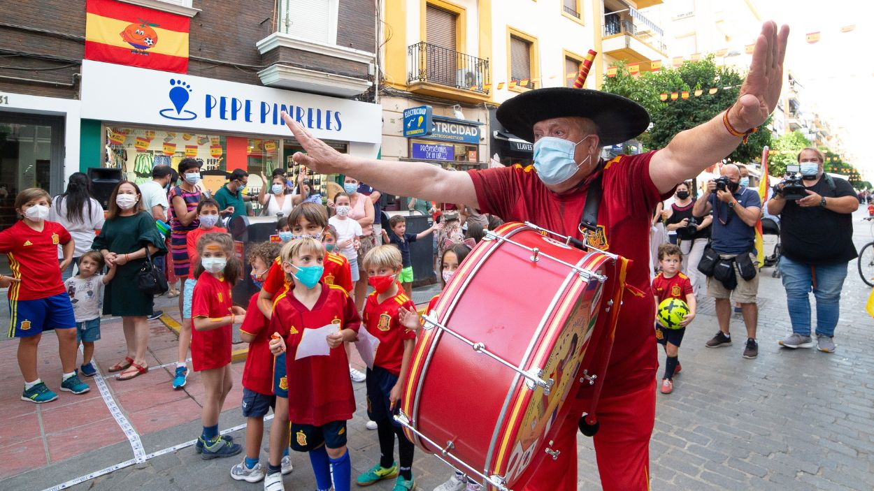 Manolo el del Bombo en Sevilla junto a otros aficionados españoles en la Eurocopa de 2021. EP
