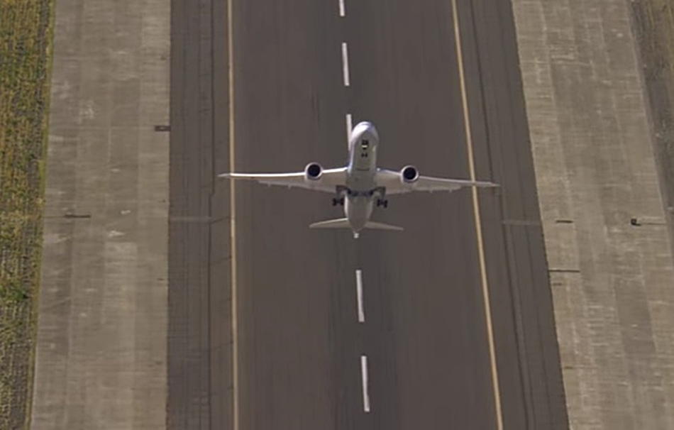 Captura de Youtube de uno de los momentos del despegue 'casi' vertical del nuevo Boeing.
