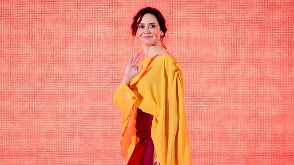 Una experta en protocolo analiza el vestido de Ayuso en el Dos de Mayo. EP