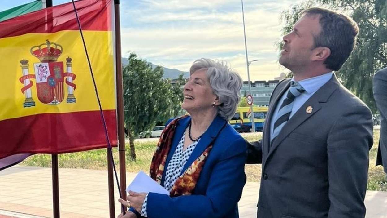 María Castellano descubre la placa de la calle que lleva en su nombre en Jaén junto al alcalde, Julio Millán. EP