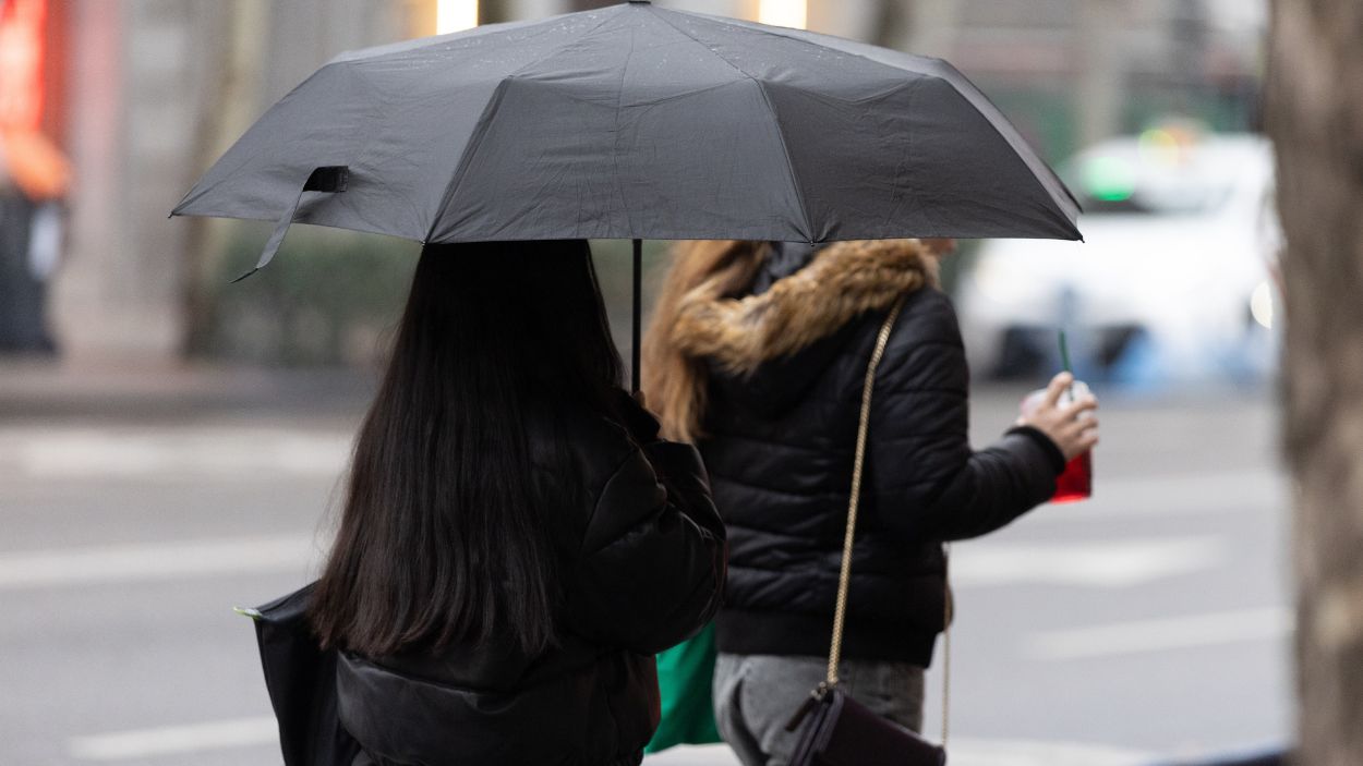Personas con paraguas bajo la lluvia en Madrid. EP