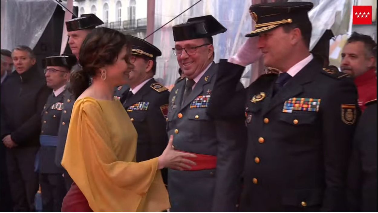 La presidenta de la Comunidad de Madrid, Isabel Díaz Ayuso, saludando a los altos mandos de la Policía y la Guardia Civil de Madrid. Comunidad de Madrid