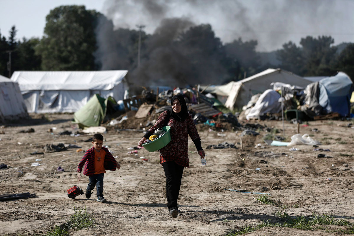 Refugiados sirios esperan su traslado a un centro de acogida en Grecia.