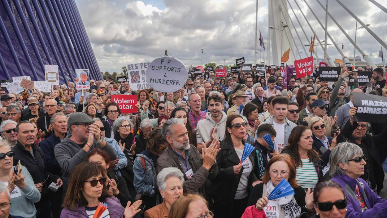 Una protesta en el Pont l'Assut de l'Or pidiendo la dimisión de Mazón mientras se celebraba un acto del PP europeo. EP
