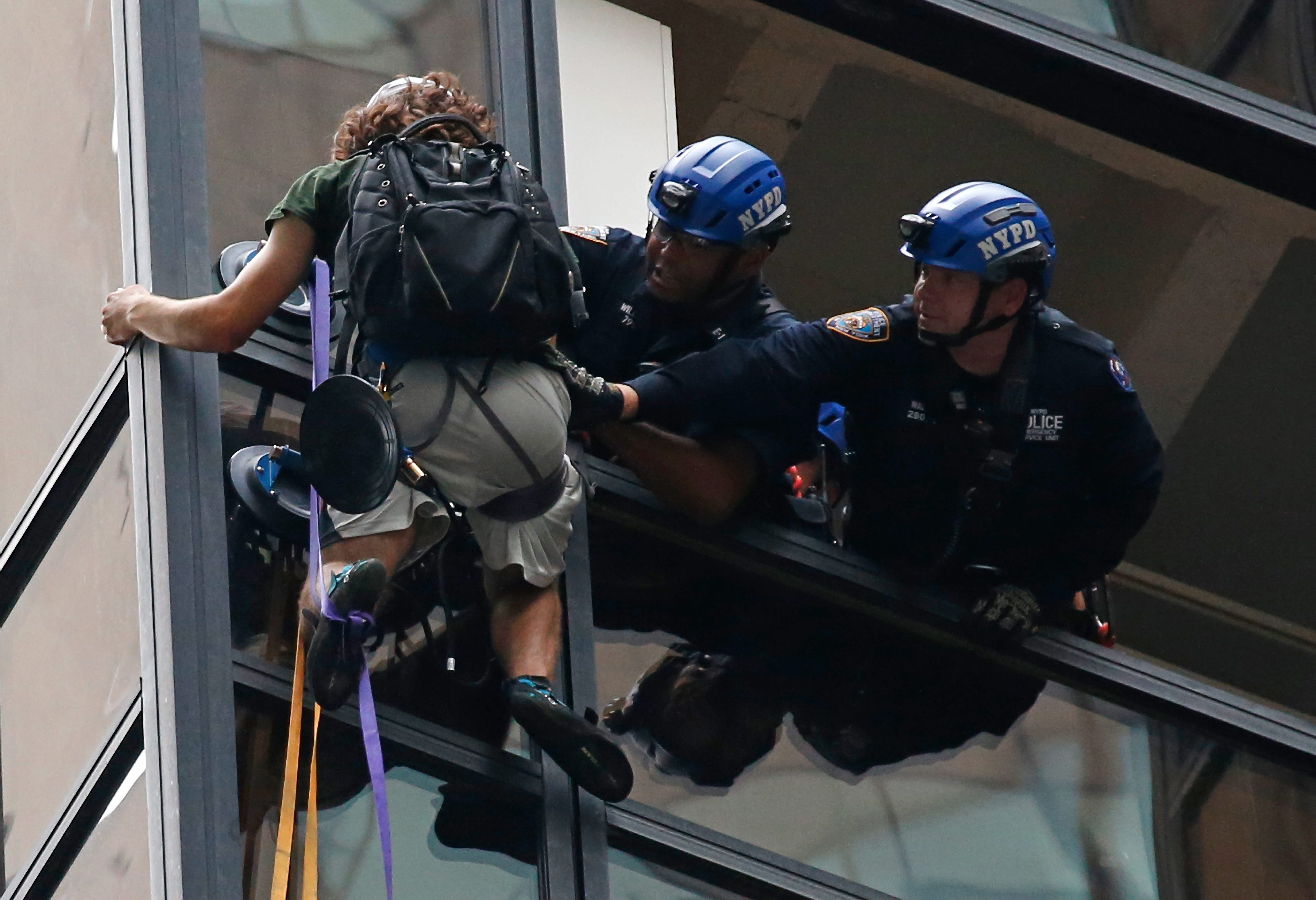 Integrantes de la policía de Nueva York atrapan a un hombre que escaló la torre Trump hoy, miércoles 10 de agosto de 2016, en la Quinta Avenida de Nueva York (EE.UU.).