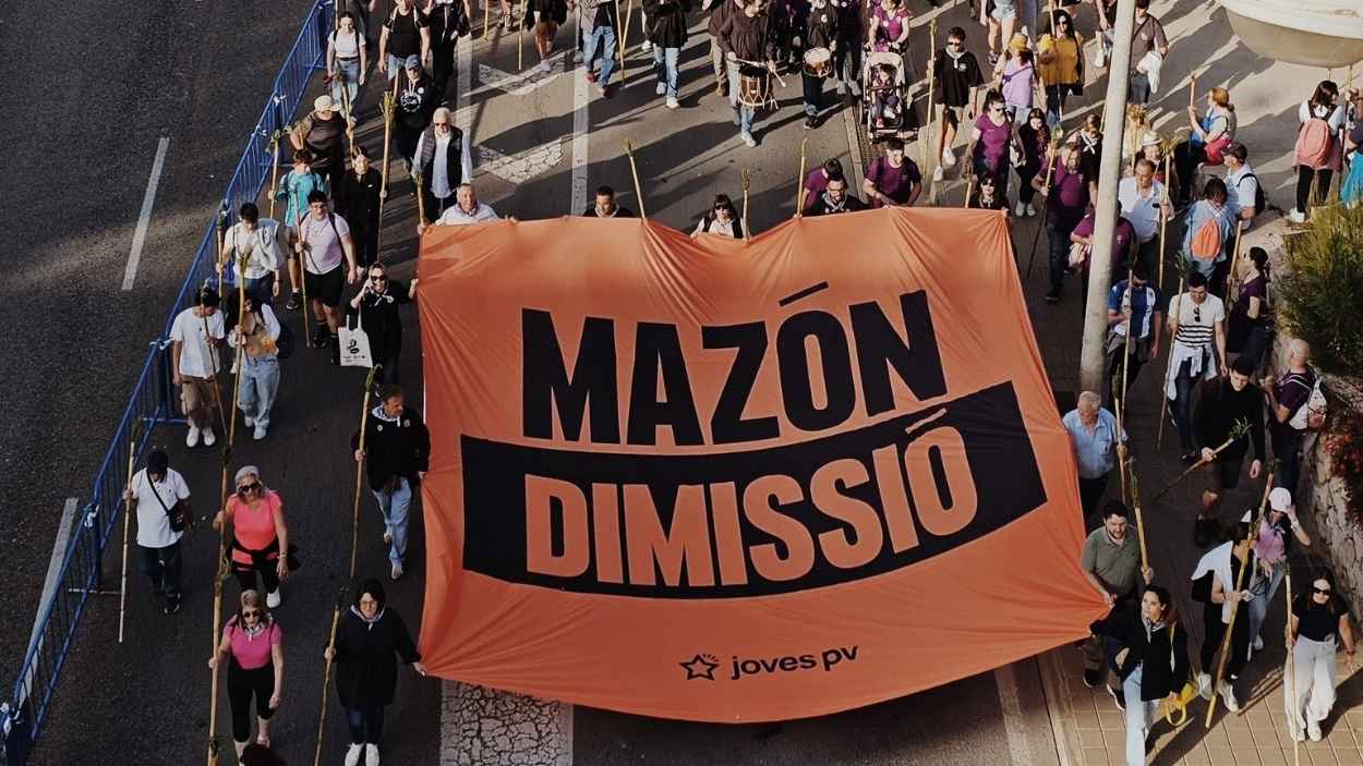 La pancarta de 'Mazón dimisión' desplegada durante la romería de Santa Faz, en Alicante. Redes sociales