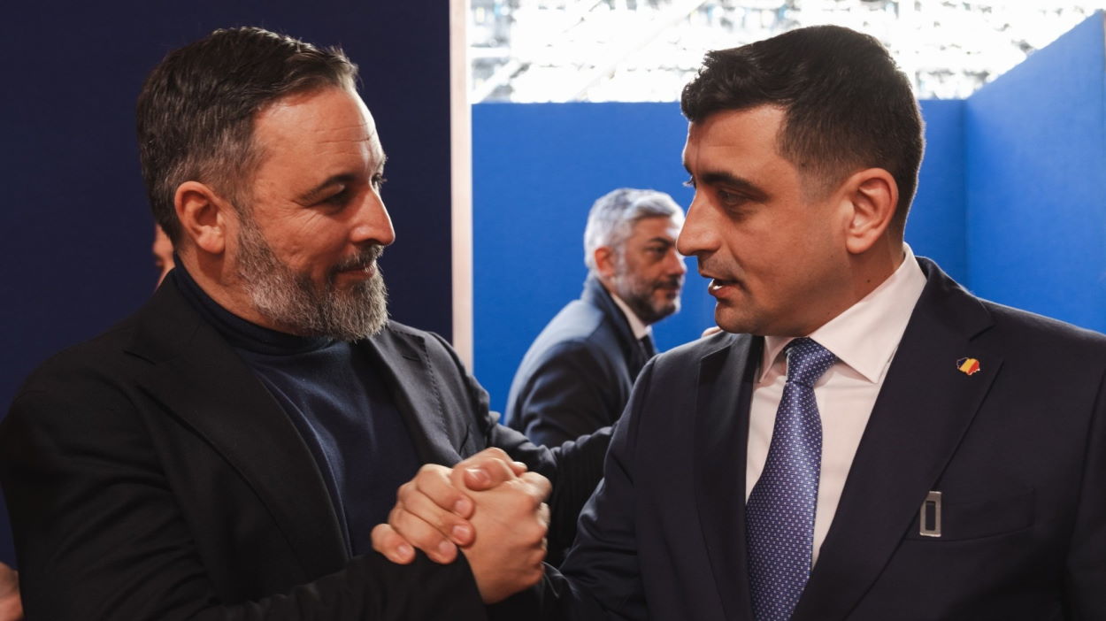 Abascal intercambia halagos con George Simion, euroescéptico vencedor de la primera vuelta electoral de Rumania. EP.