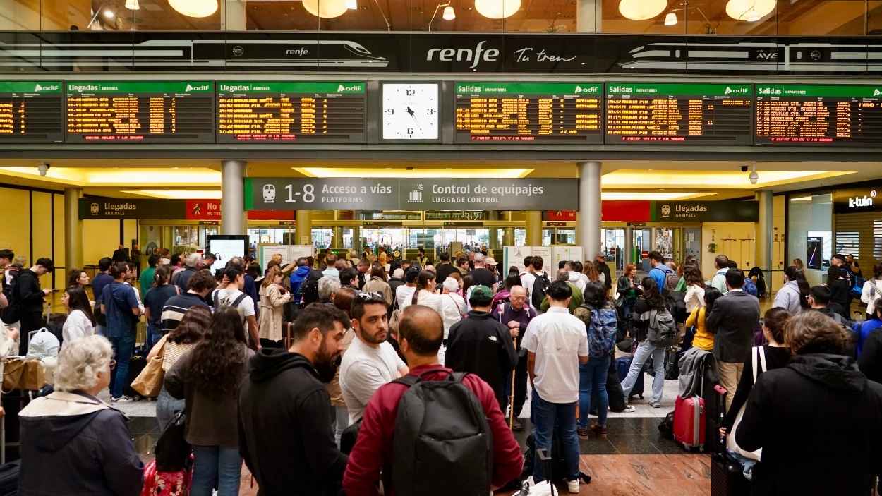 Caos de viajeros en la estación de María Zambrano debido al retraso por el robo de cables de trenes. EP.