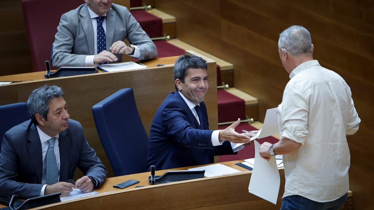 Carlos Mazón y Joan Baldoví en el pleno de Les Corts. Archivo/EP.