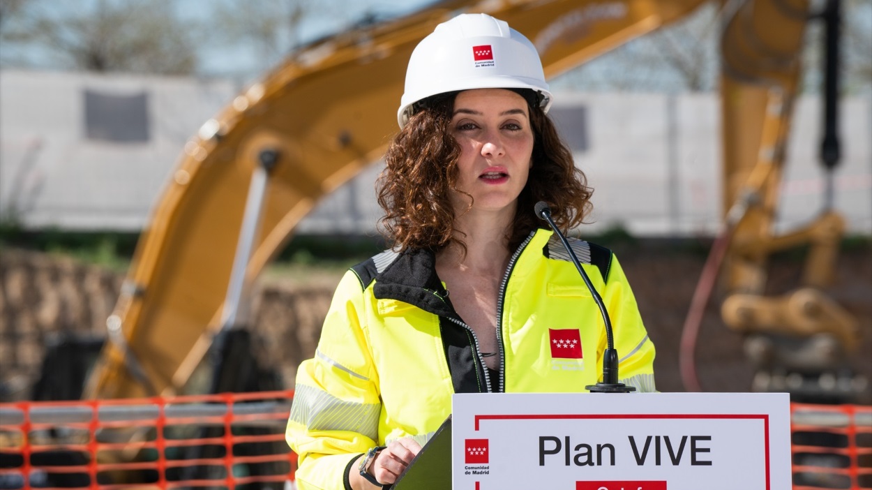 La presidenta de la Comunidad de Madrid, Isabel Díaz Ayuso, durante las obras del Plan Vive. EP. 
