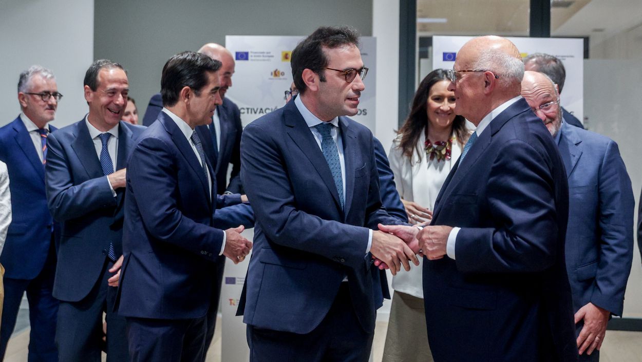 El presidente del BBVA, Carlos Torres; el ministro de Economía, Carlos Cuerpo, y el presidente del Banco Sabadell, Josep Oliu, durante una de sus últimas apariciones públicas. EP