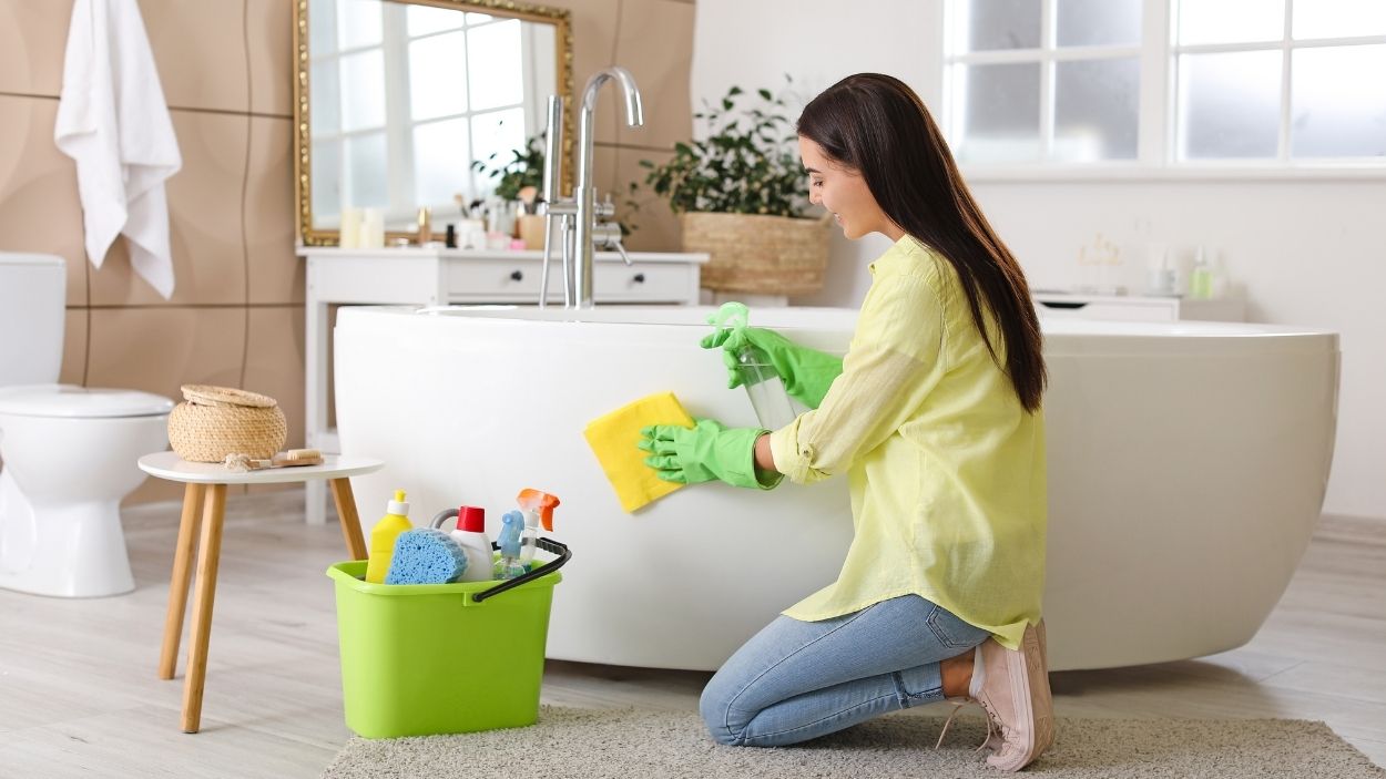 Limpieza de baño. Canva