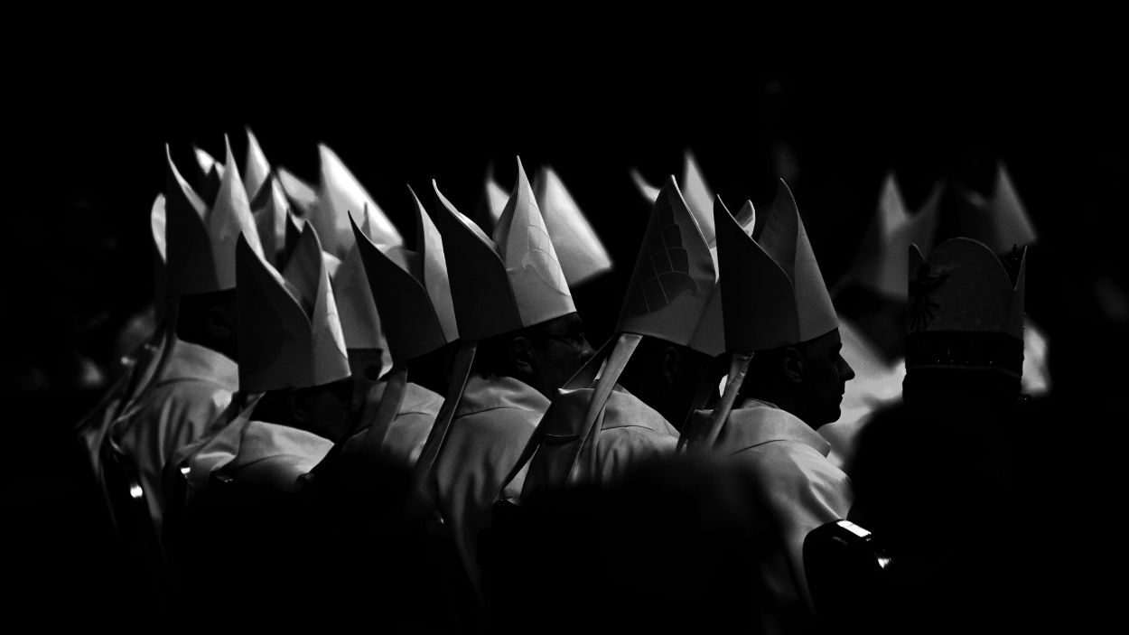 Cardenales asisten a una misa en el noveno día del "Novendiario", en la Basílica de San Pedro del Vaticano. EP