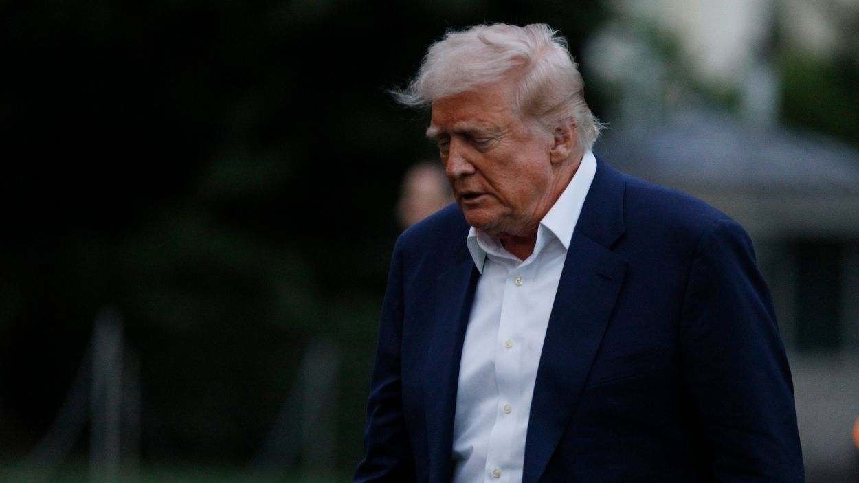 Trump paseando en la Casa Blanca. EP
