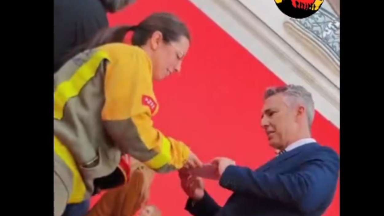 María Azorit entregándole la carta de los Bomberos Forestales a Carlos Novillo.