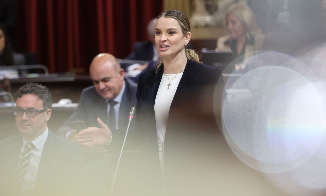 La presidenta del Govern de Baleares, Marga Prohens, en una intervención en el Parlament balear. EP.