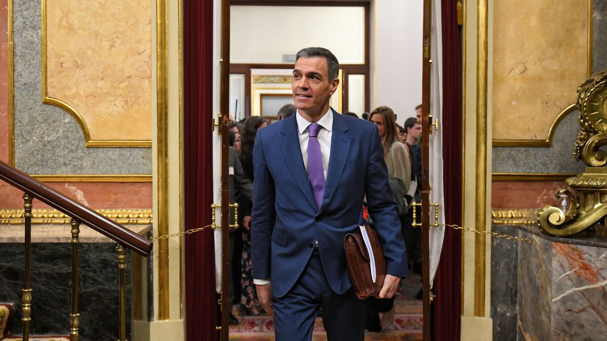 El presidente del Gobierno, Pedro Sánchez, entra en el Hemiciclo para comparecer por el apagón y el aumento del gasto en Defensa. EP. 