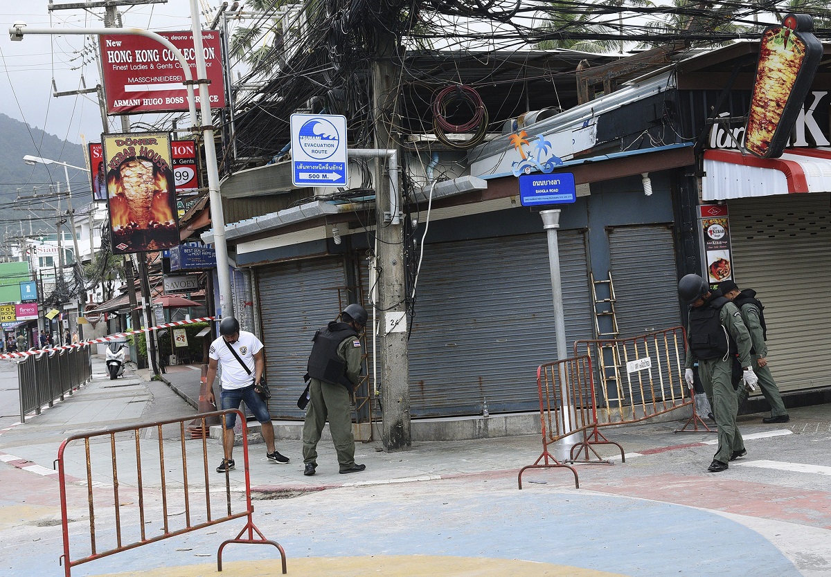 Artificieros inspeccionan la zona donde acaeció la explosión en Tailandia