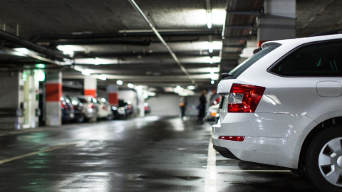 Adiós a aparcar el coche en el centro: precios de lujo y multas por circular sin permiso