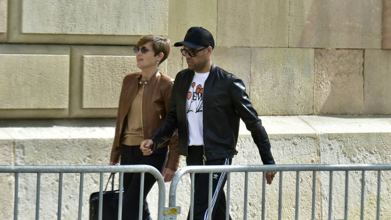 Dani Alves llegando a la Audiencia de Barcelona junto a su abogada, Inés Guardiola. EP