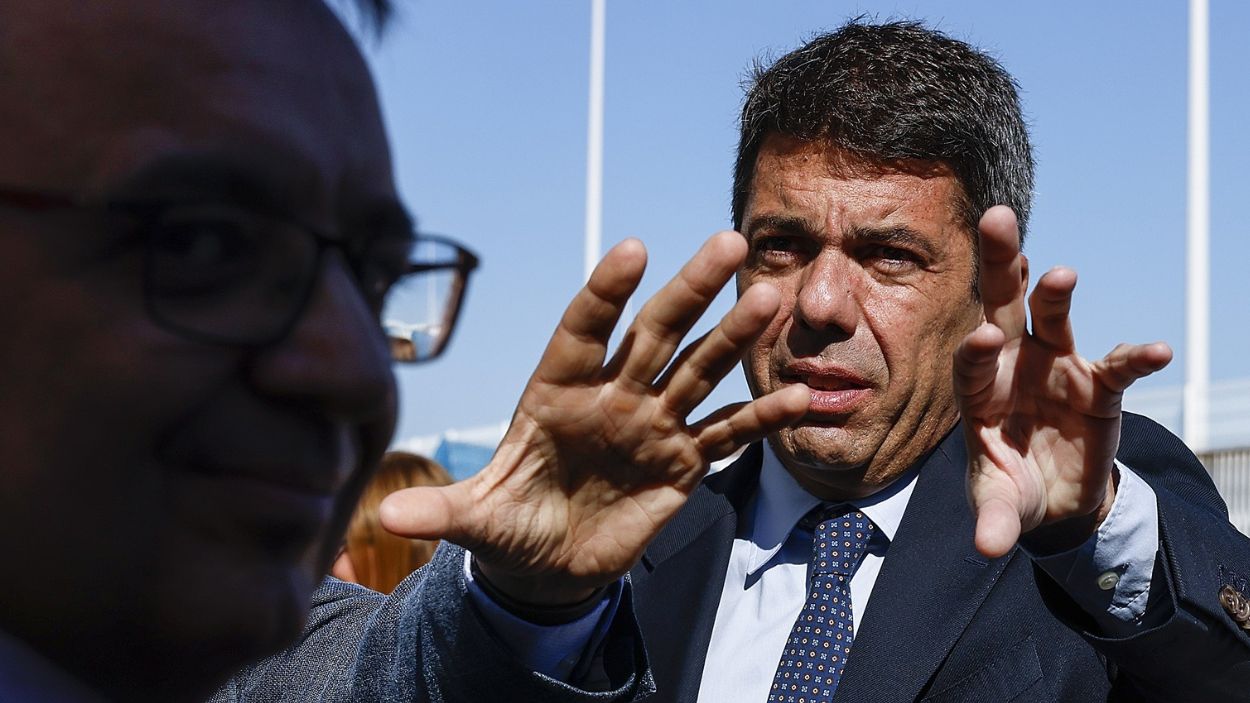 El presidente de la Generalitat valenciana, Carlos Mazón, visita la fábrica de pinturas Isaval, a 24 de abril de 2025, en Riba-roja de Túria, Valencia, Comunidad Valenciana (España).