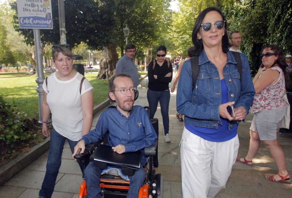 Pablo Echenique y Carolina Bescansa este viernes en Santiago de Compostela. 