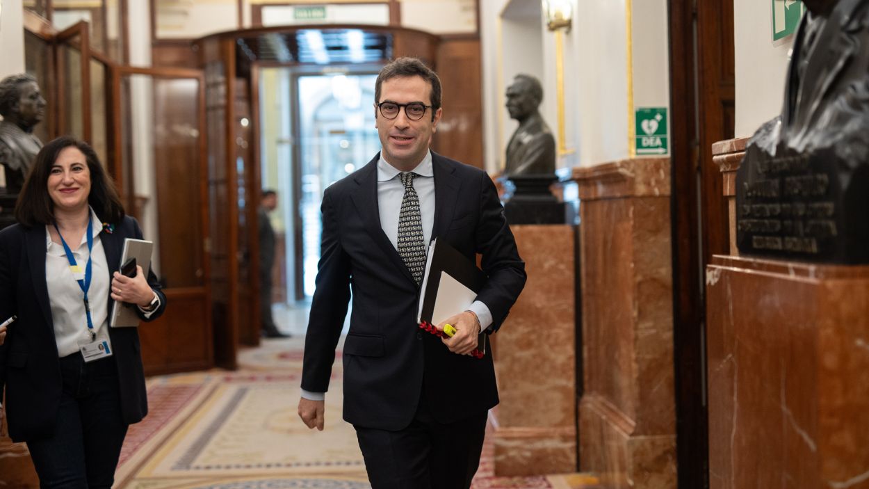 El ministro de Economía, Carlos Cuerpo, a su llegada al Congreso para la convalidación sobre el plan arancelario del Gobierno. EP. 