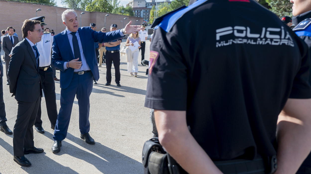 El director de la Policía Municipal de Madrid, Pablo Enrique Rodríguez, junto con el alcalde de Madrid, José Luis Martínez-Almeida. EP.