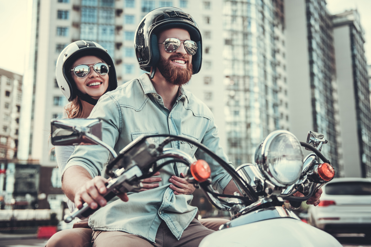 Pareja en una moto de 125