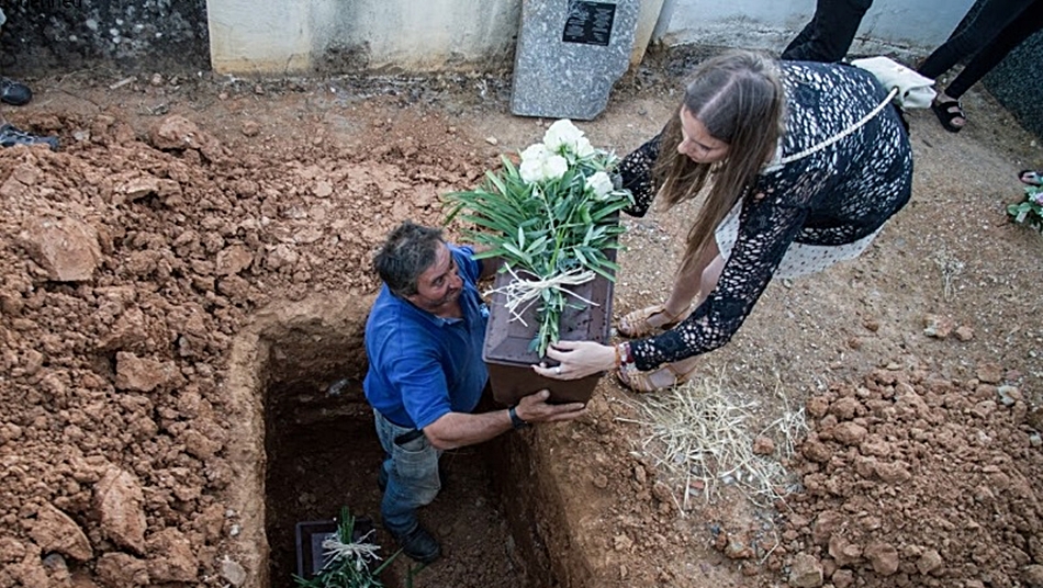 Momento del acto de homenaje y entrega de restos llevados a cabo en Villafranca del Bierzo. 