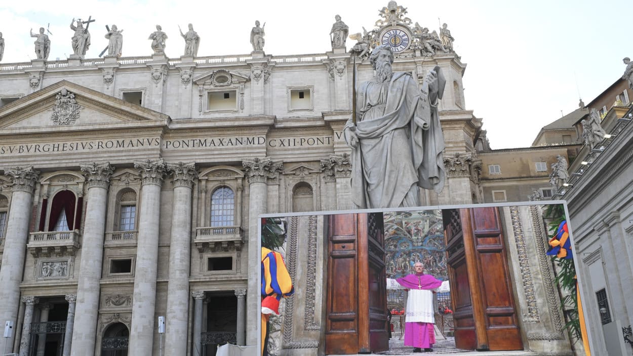 Una pantalla muestra imágenes de los cardenales antes de comenzar el Cónclave a puerta cerrada en la Capilla Sixtina. EP.