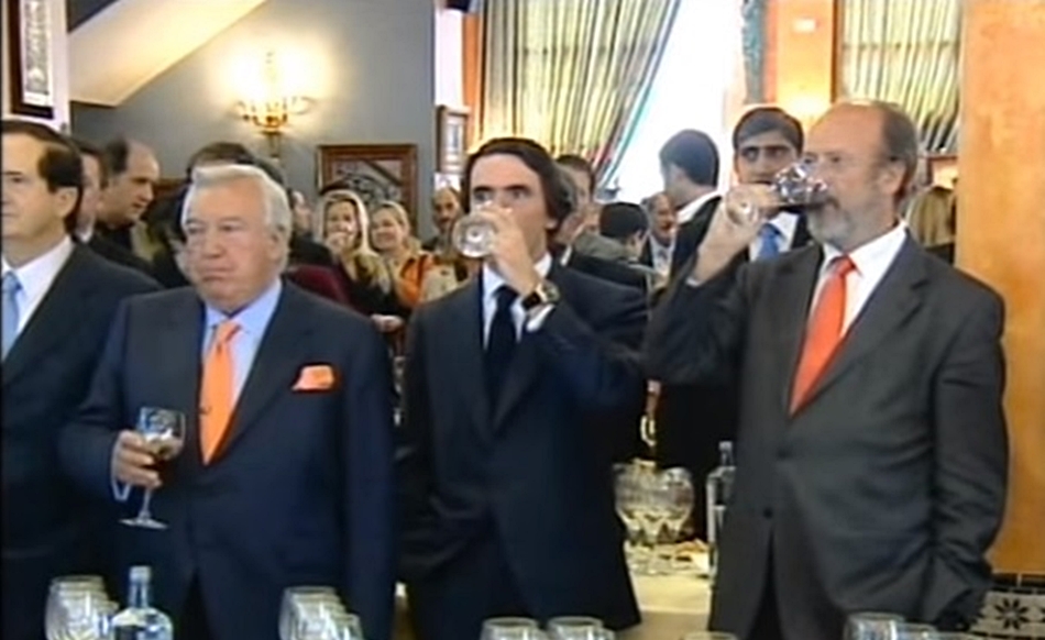 José María Aznar bebiendo una copa de vino el día que arremetió contra las medidas del Gobierno en materia de seguridad vial. 